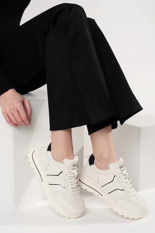 Sportliche Schuhe aus Leder mit... Sportliche Schuhe aus Leder mit...