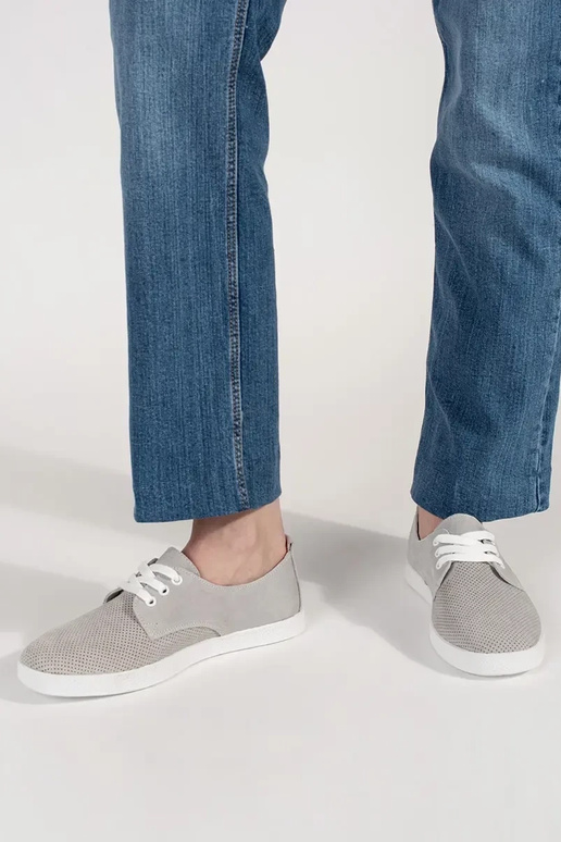 Grijze ajour schoenen van natuurlijk... Grijze ajour schoenen van natuurlijk...