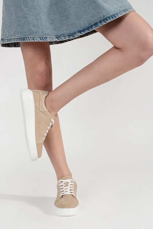 Baskets en cuir beige sur semelle... Baskets en cuir beige sur semelle...