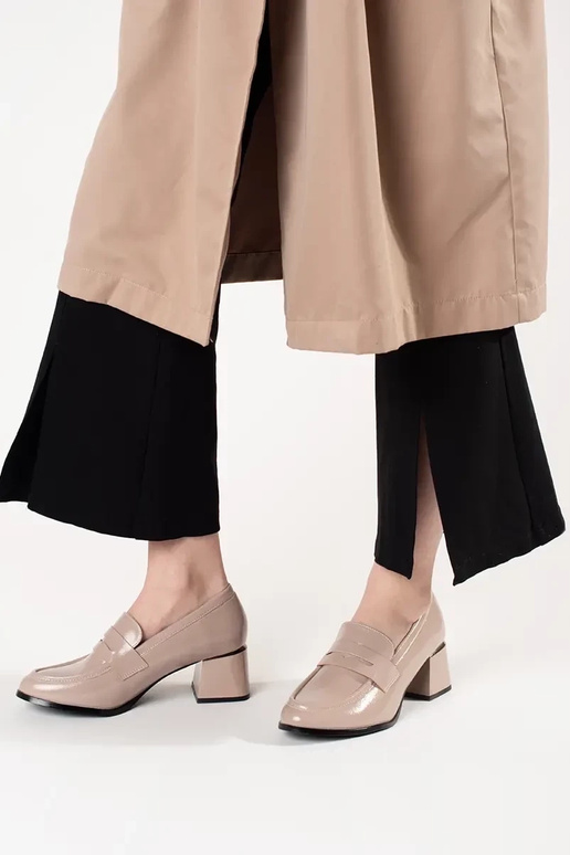 Bottines couleur sable sur talons