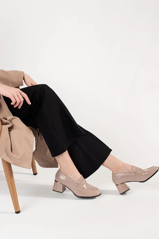 Sandfarbene Ankle Boots auf hohen... Sandfarbene Ankle Boots auf hohen...