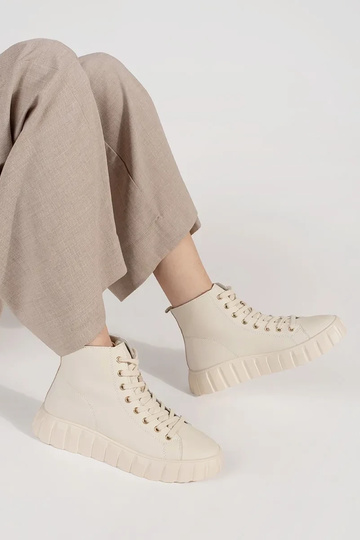 Sandfarbene Slipper mit... 2