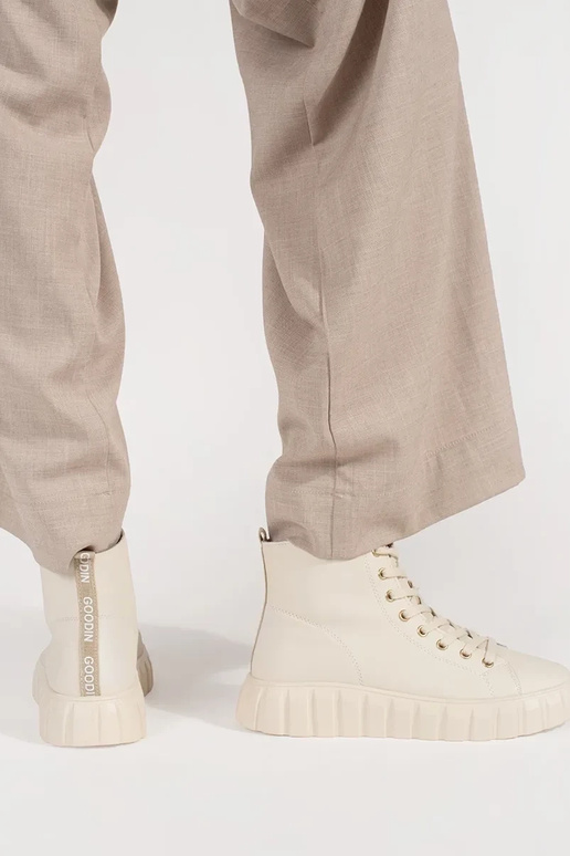 Hoge dameschoenen licht zandkleurig... Hoge dameschoenen licht zandkleurig...