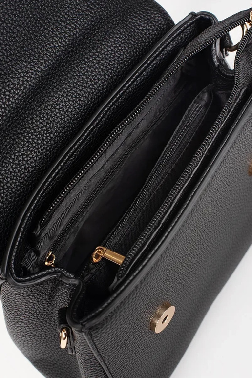 Petit sac noir avec des éléments dorés