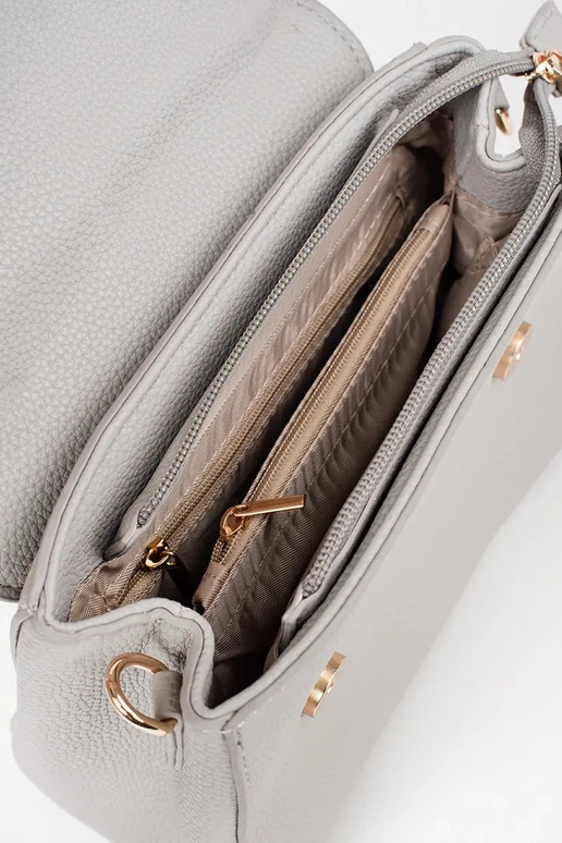 Petit sac gris avec des éléments dorés