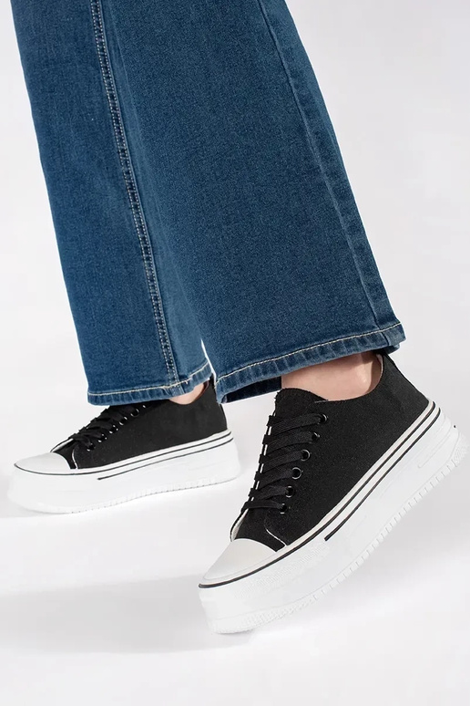 Zwarte klassieke damessneakers op... Zwarte klassieke damessneakers op...