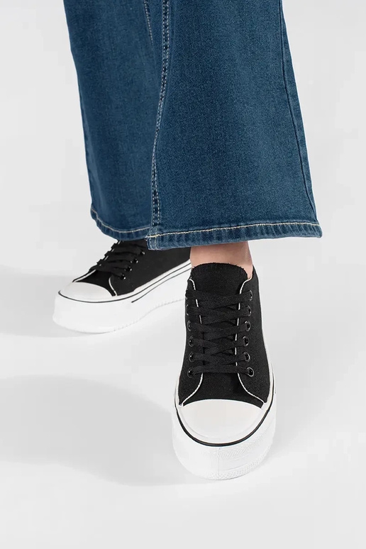 Zwarte klassieke damessneakers op... Zwarte klassieke damessneakers op...