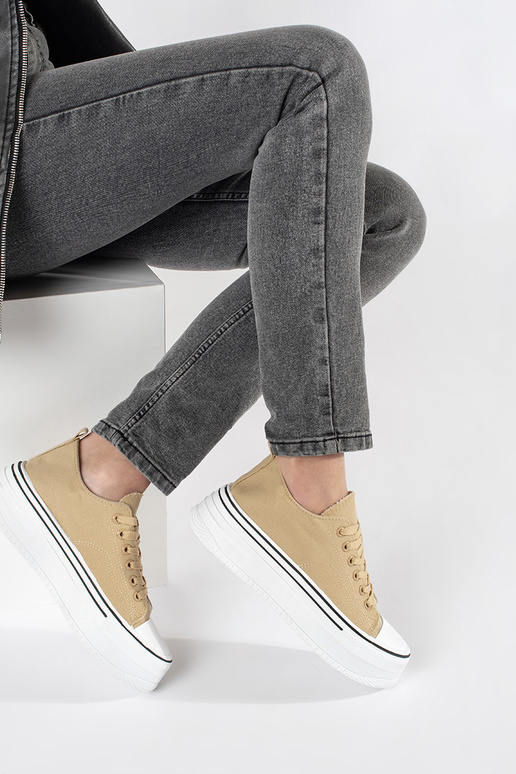 Sandfarbene Sportschuhe mit dicker Sohle Sandfarbene Sportschuhe mit dicker Sohle