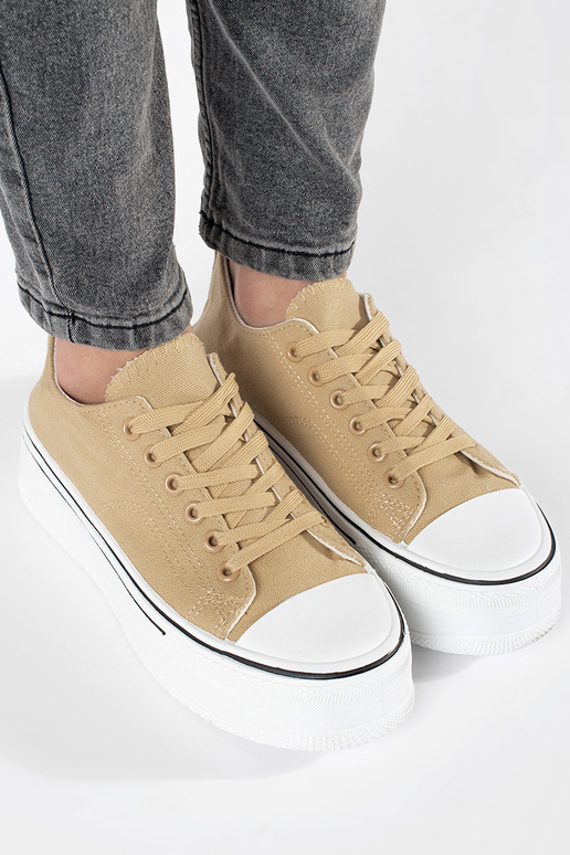 Sandfarbene Sportschuhe mit dicker Sohle Sandfarbene Sportschuhe mit dicker Sohle