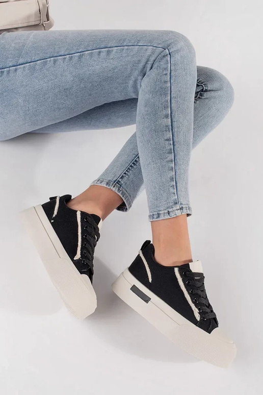 Baskets noires et blanches avec... Baskets noires et blanches avec...