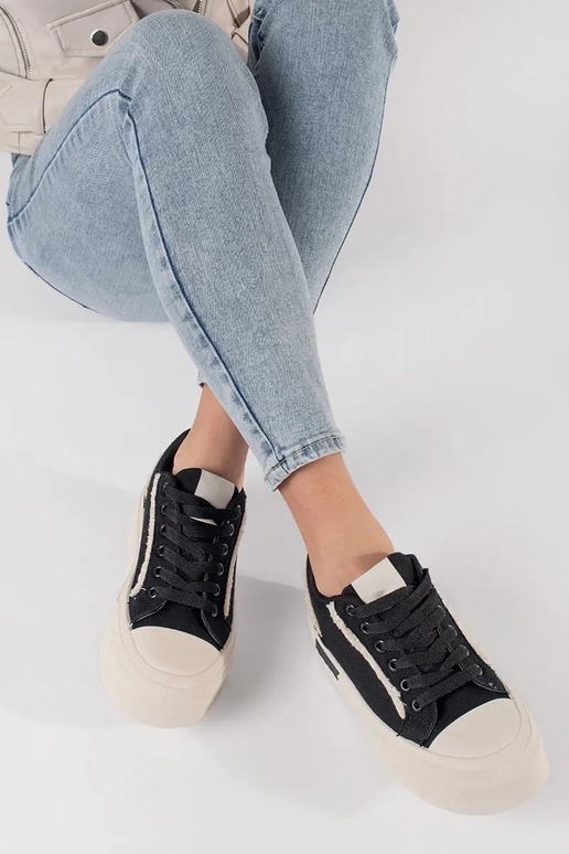 Baskets noires et blanches avec... Baskets noires et blanches avec...