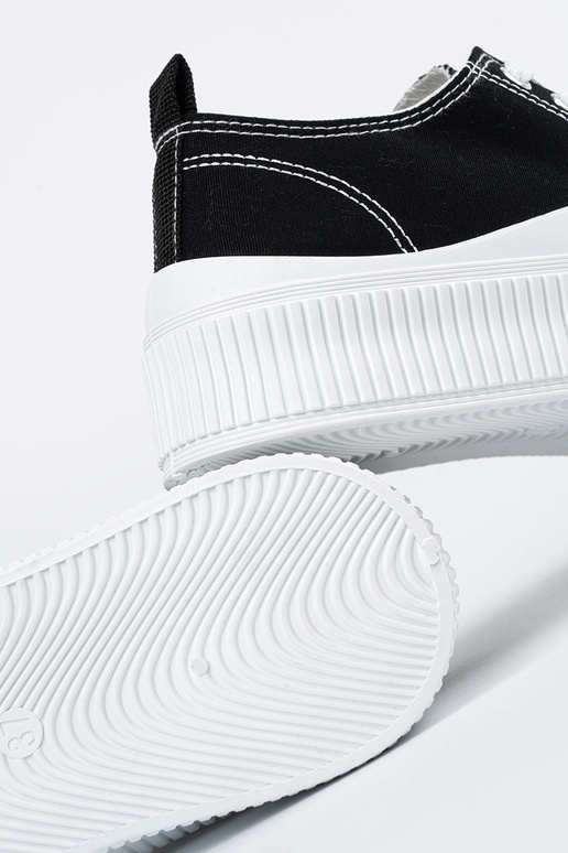 Schwarz-weiße Sneakers mit dicker Sohle Schwarz-weiße Sneakers mit dicker Sohle