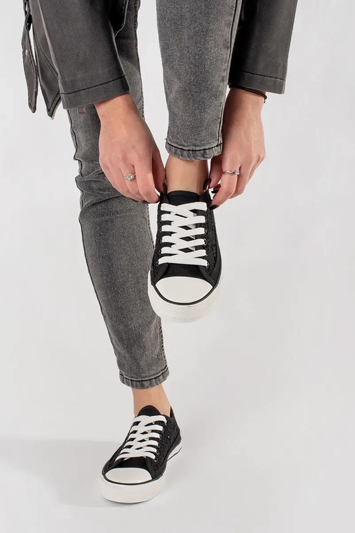 Schwarze durchbrochene Schuhe Schwarze durchbrochene Schuhe