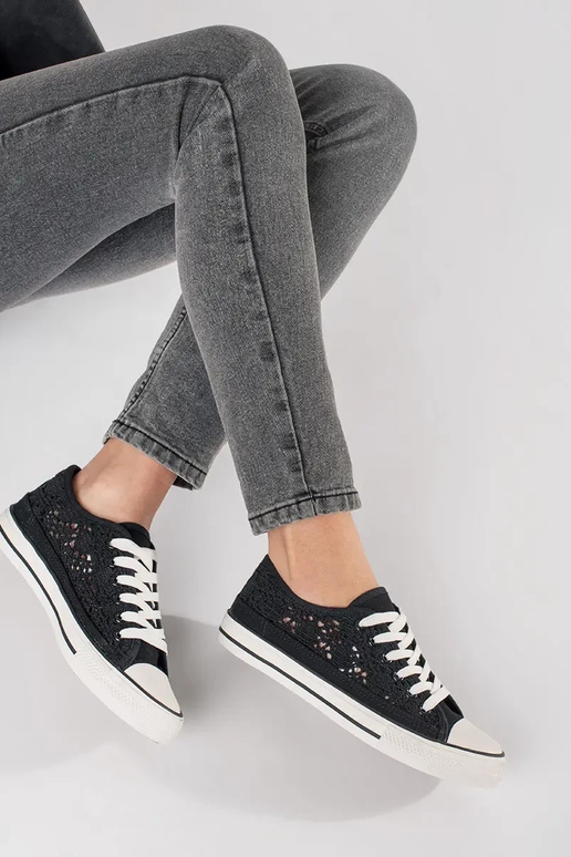 Schwarze durchbrochene Schuhe Schwarze durchbrochene Schuhe