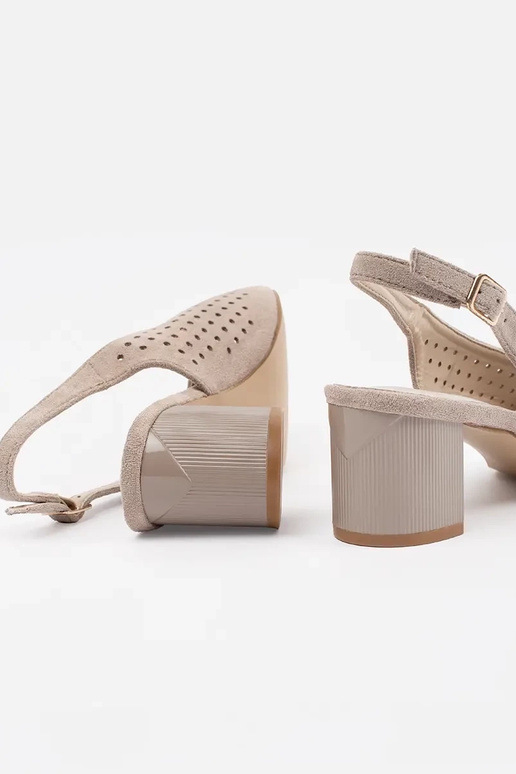 Sandalen mit Absatz in Silber von... Sandalen mit Absatz in Silber von...