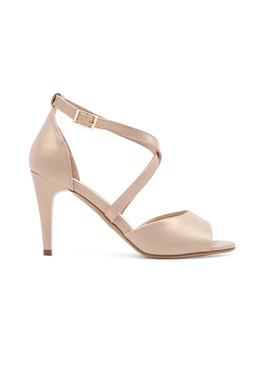 Witte comfortabele sandalen op een wig