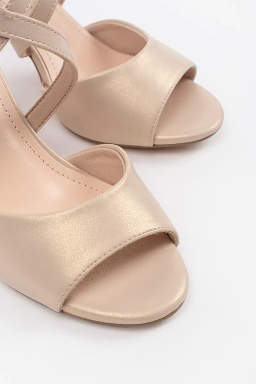 Weiße bequeme Wedgesandalen