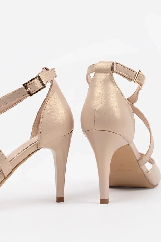 Witte comfortabele sandalen op een wig