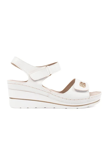 Witte sandalen op een wig...