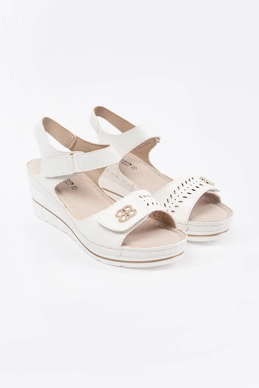 Witte sandalen op een wig met open hak