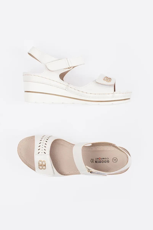 Witte sandalen op een wig met open hak