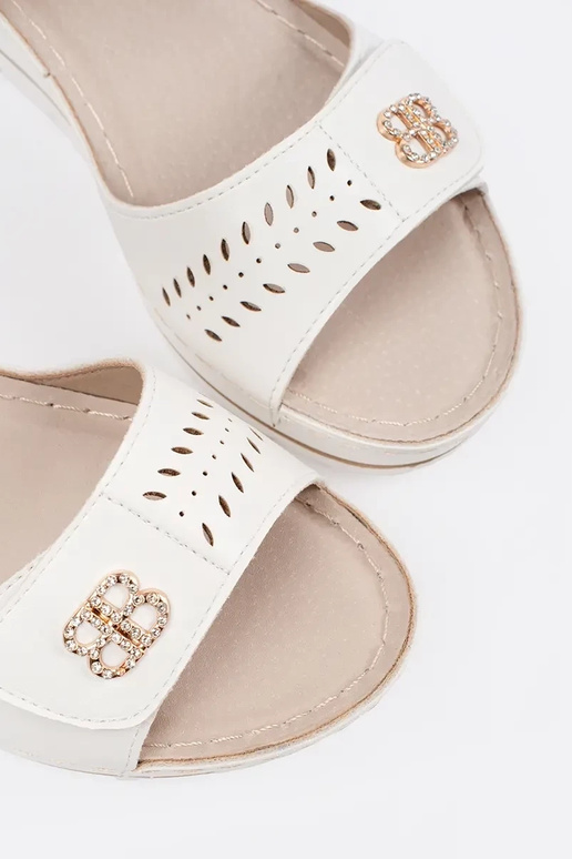 Weiße Wedgesandalen mit offenem Absatz