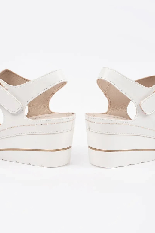 Witte sandalen op een wig met open hak