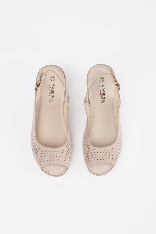 Perforaties sandalen zandkleur op... Perforaties sandalen zandkleur op...