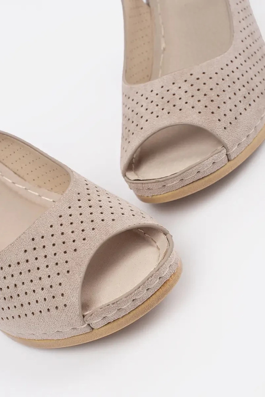 Perforaties sandalen zandkleur op... Perforaties sandalen zandkleur op...