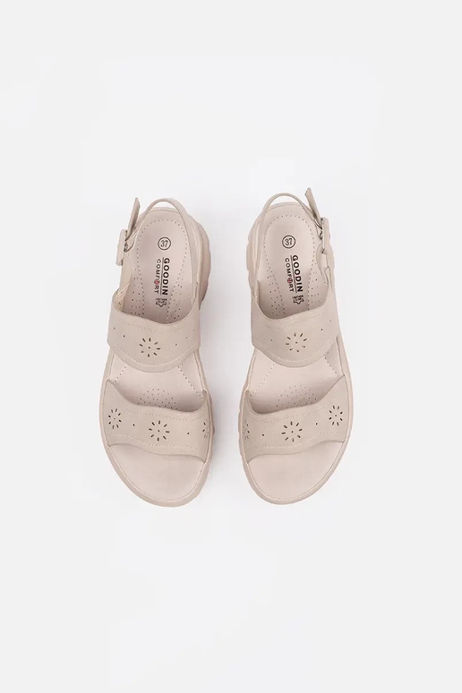 Sandales couleur ivoire légères sur... Sandales couleur ivoire légères sur...