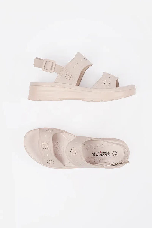 Ivoor kleurige sandalen licht op... Ivoor kleurige sandalen licht op...