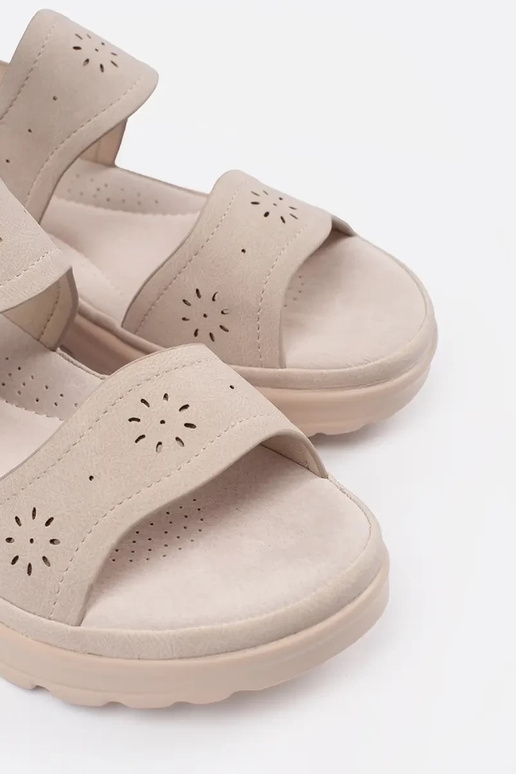 Elfenbeinfarbene Sandalen in hell auf... Elfenbeinfarbene Sandalen in hell auf...