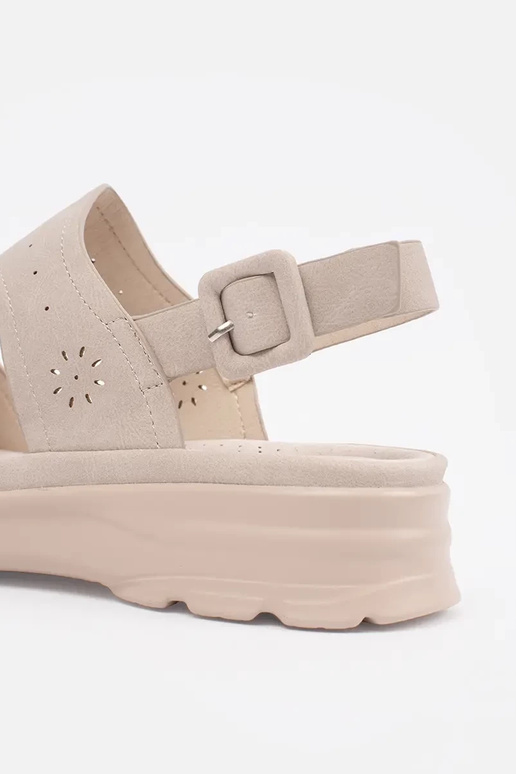 Sandales couleur ivoire légères sur... Sandales couleur ivoire légères sur...