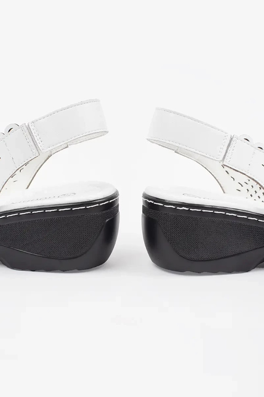 Zandkleurige dames sandalen op hoge... Zandkleurige dames sandalen op hoge...