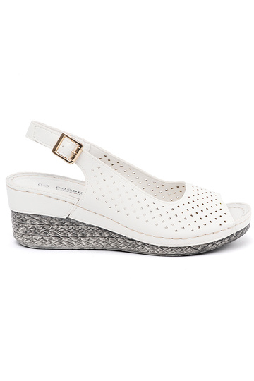 Weiße durchbrochene Sandalen