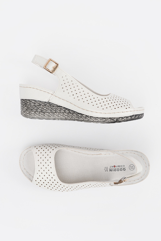 Weiße durchbrochene Sandalen