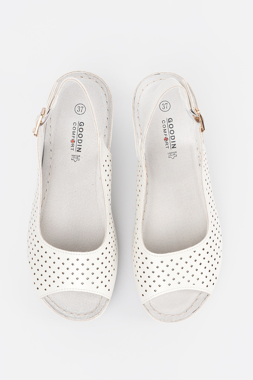 Witte opengewerkte sandalen