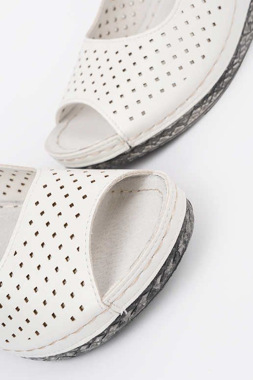 Witte opengewerkte sandalen