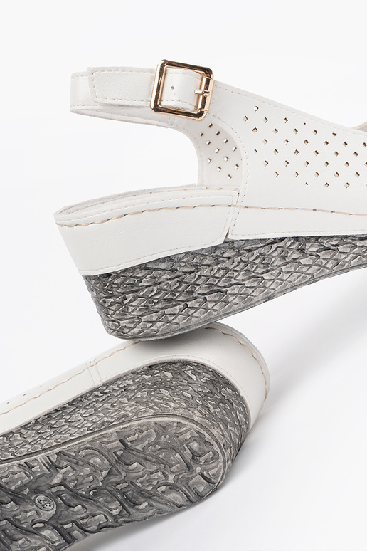 Witte opengewerkte sandalen