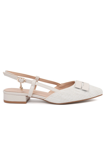 Weiße Sandalen mit offenem...