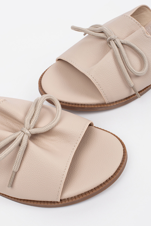 Beige slippers met bandje Beige slippers met bandje