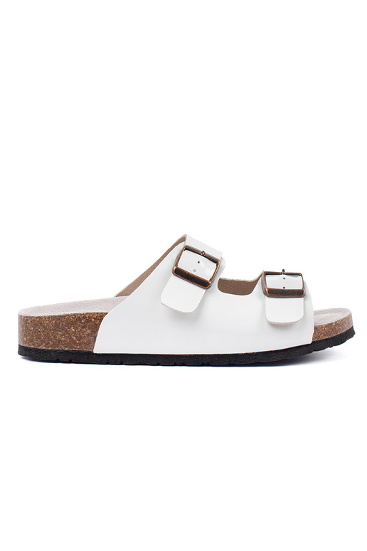 Witte slippers op platte zool Witte slippers op platte zool