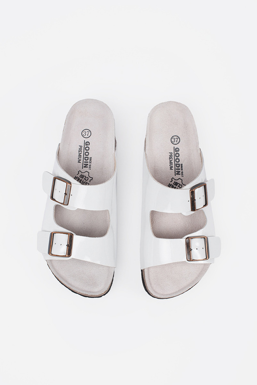 Weiße Pantoletten auf flachem Fußbett Weiße Pantoletten auf flachem Fußbett