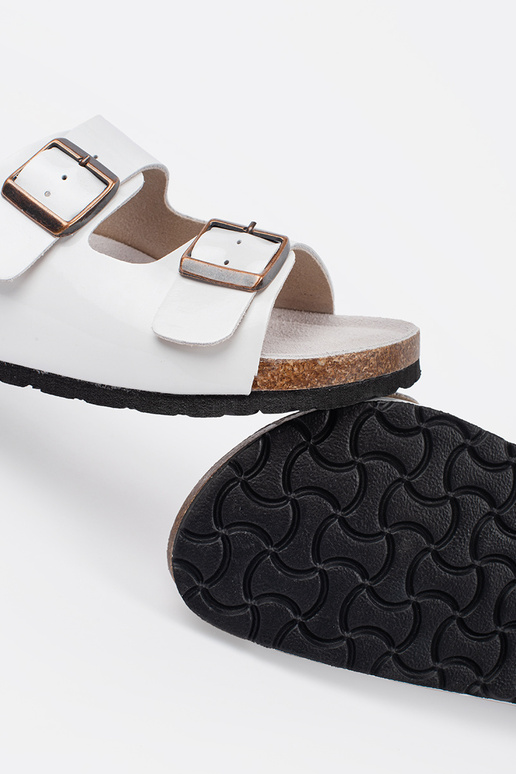 Witte slippers op platte zool Witte slippers op platte zool