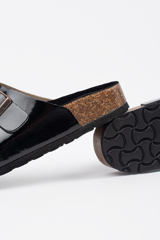 Zwarte slippers op platte zool Zwarte slippers op platte zool