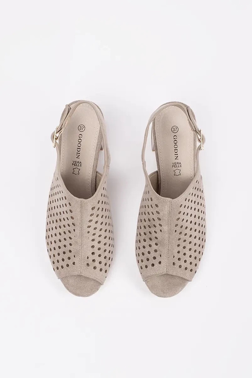 sandalen in Sandfarbe mit Absatz aus... sandalen in Sandfarbe mit Absatz aus...