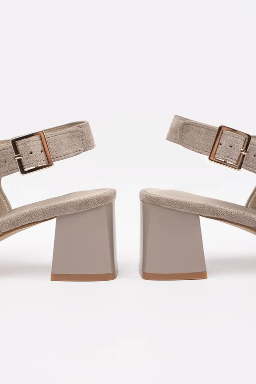 sandalen in Sandfarbe mit Absatz aus... sandalen in Sandfarbe mit Absatz aus...