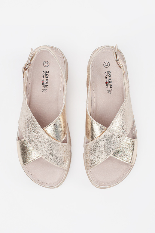 Gouden platte dames sandalen Gouden platte dames sandalen