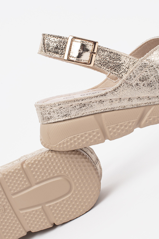 Goldfarbene flache Damensandalen Goldfarbene flache Damensandalen