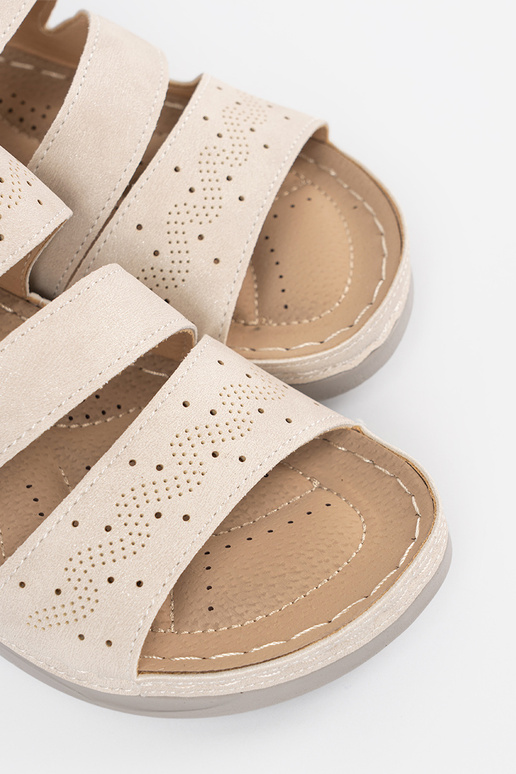 Slippers op een lage plateau fel zand